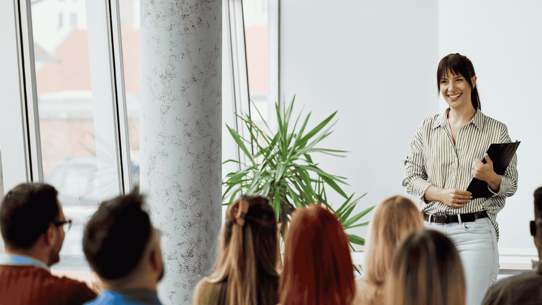 Trainer ce sta in fata unei audiente intr-o sala de curs