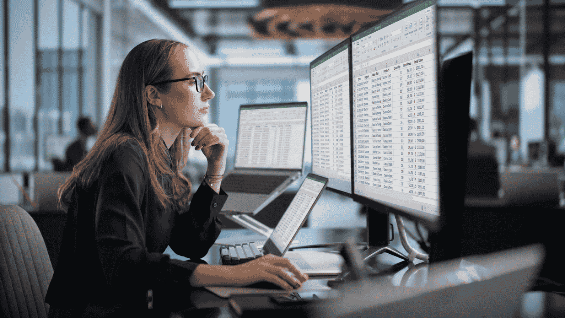 Domnisoara ce lucreaza pe computer si are un excel deschis pe ecran